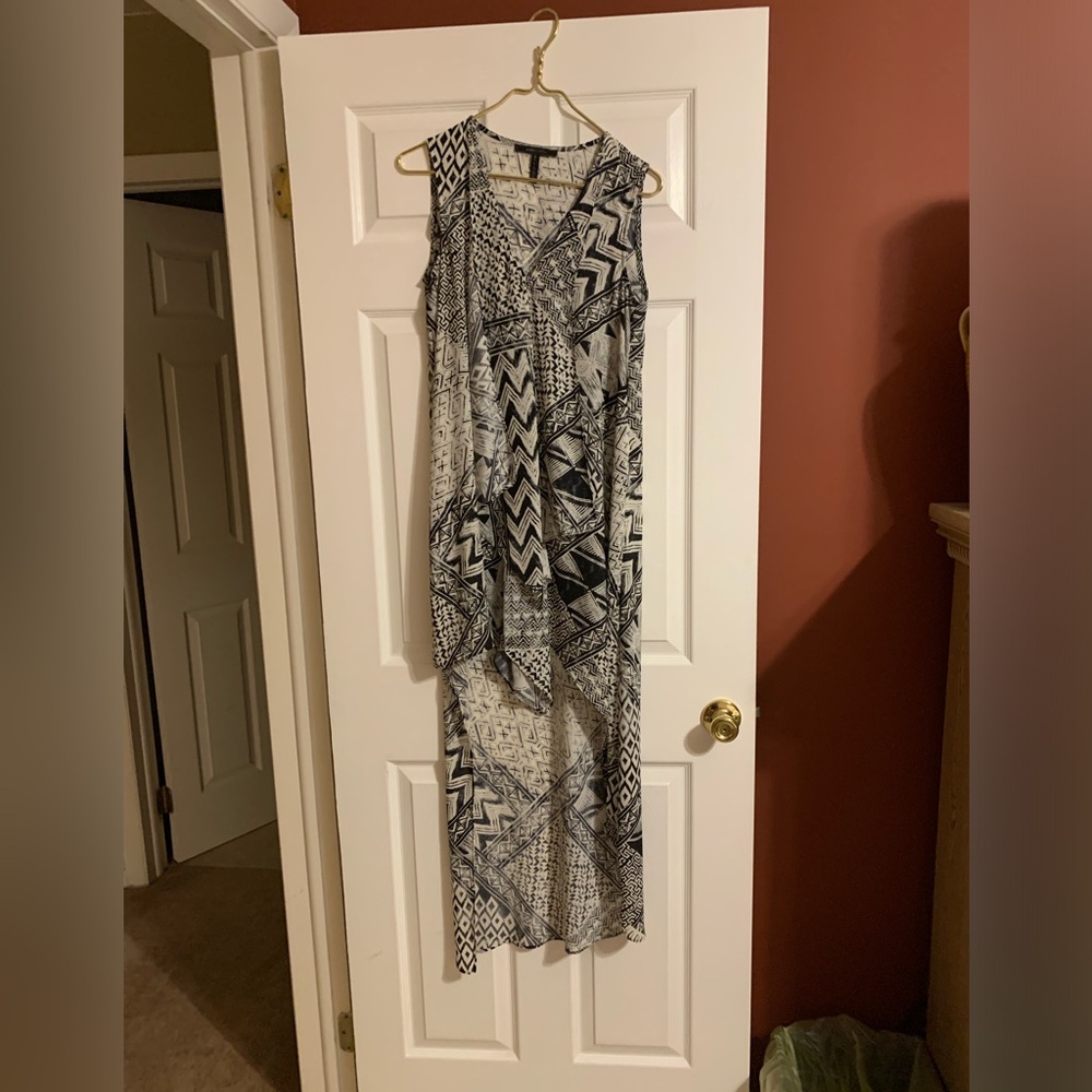BCBGMaxAzria Black and White Sleeveless V-Neck Sheath Dress